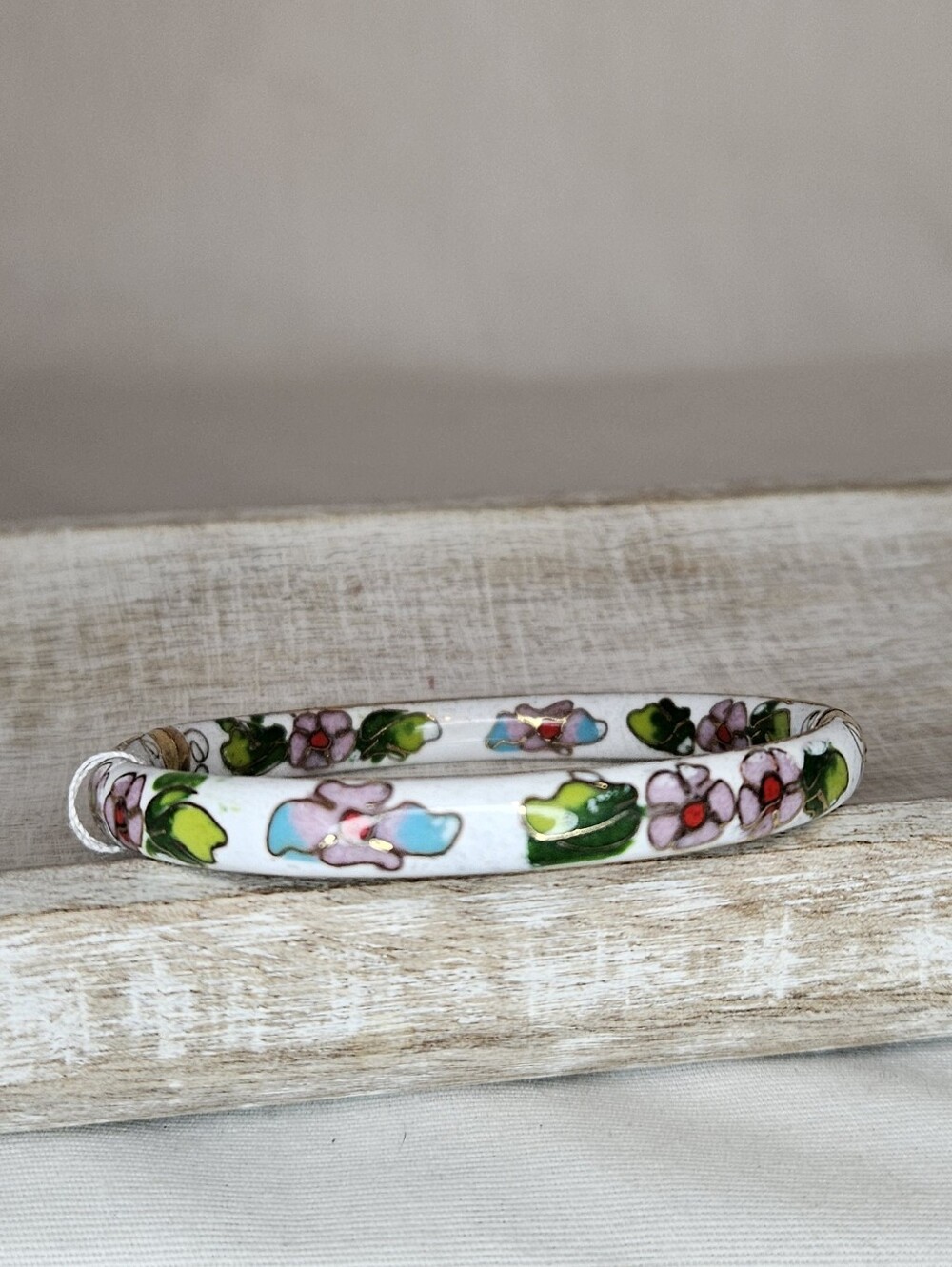 Vintage White Cloisonne Enamel Floral Bangle Bracelet Hinged Gold Clamper - Picture 6 of 12